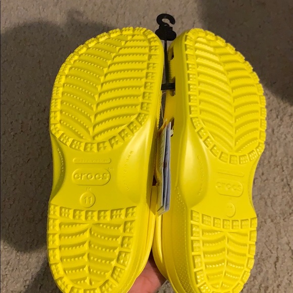 BRAND NEW MENS YELLOW CROCS!! SIZE 9 - Picture 2 of 2